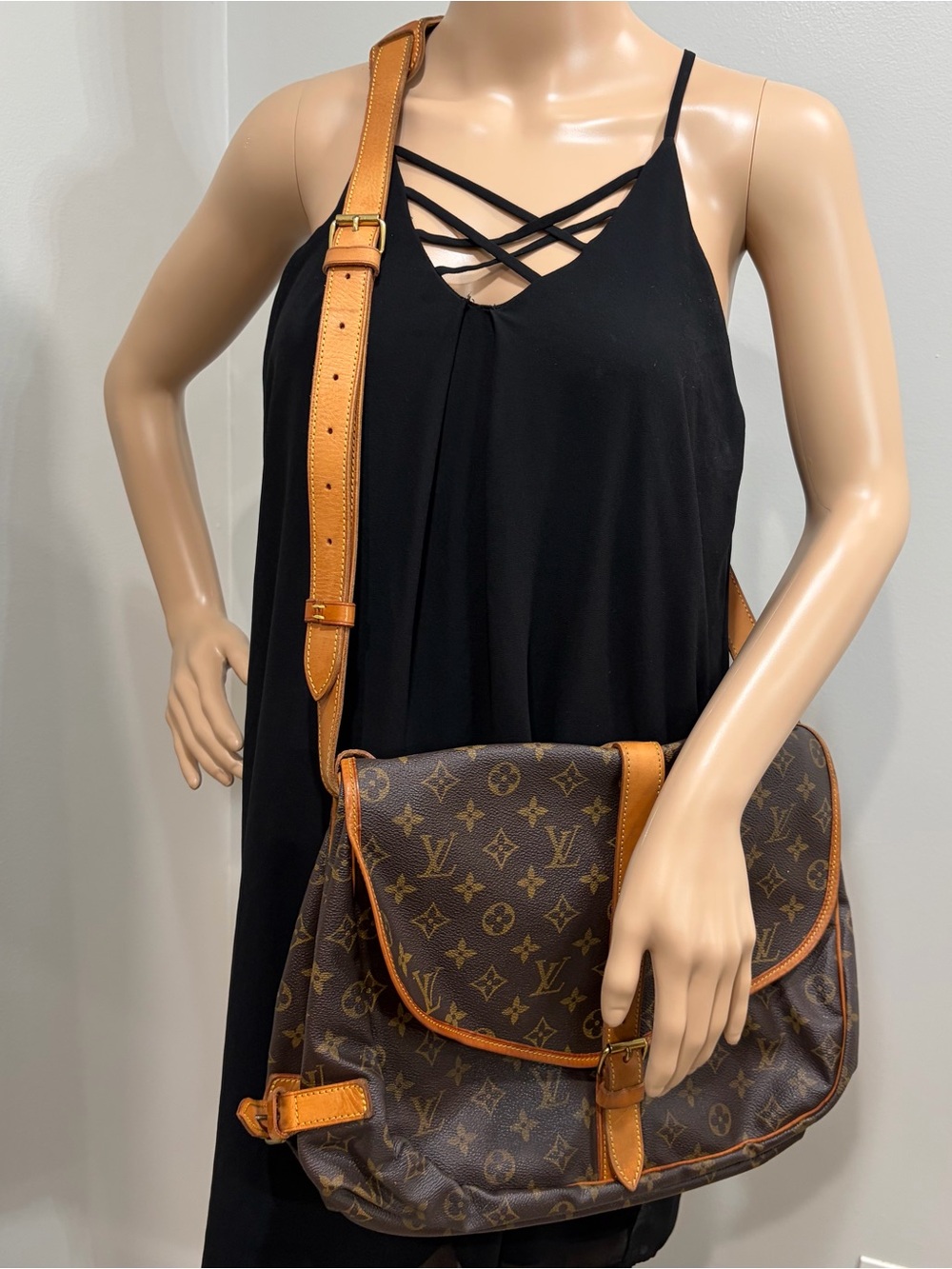 #107 LOUIS VUITTON Saumur 35 Messenger
Crossbody